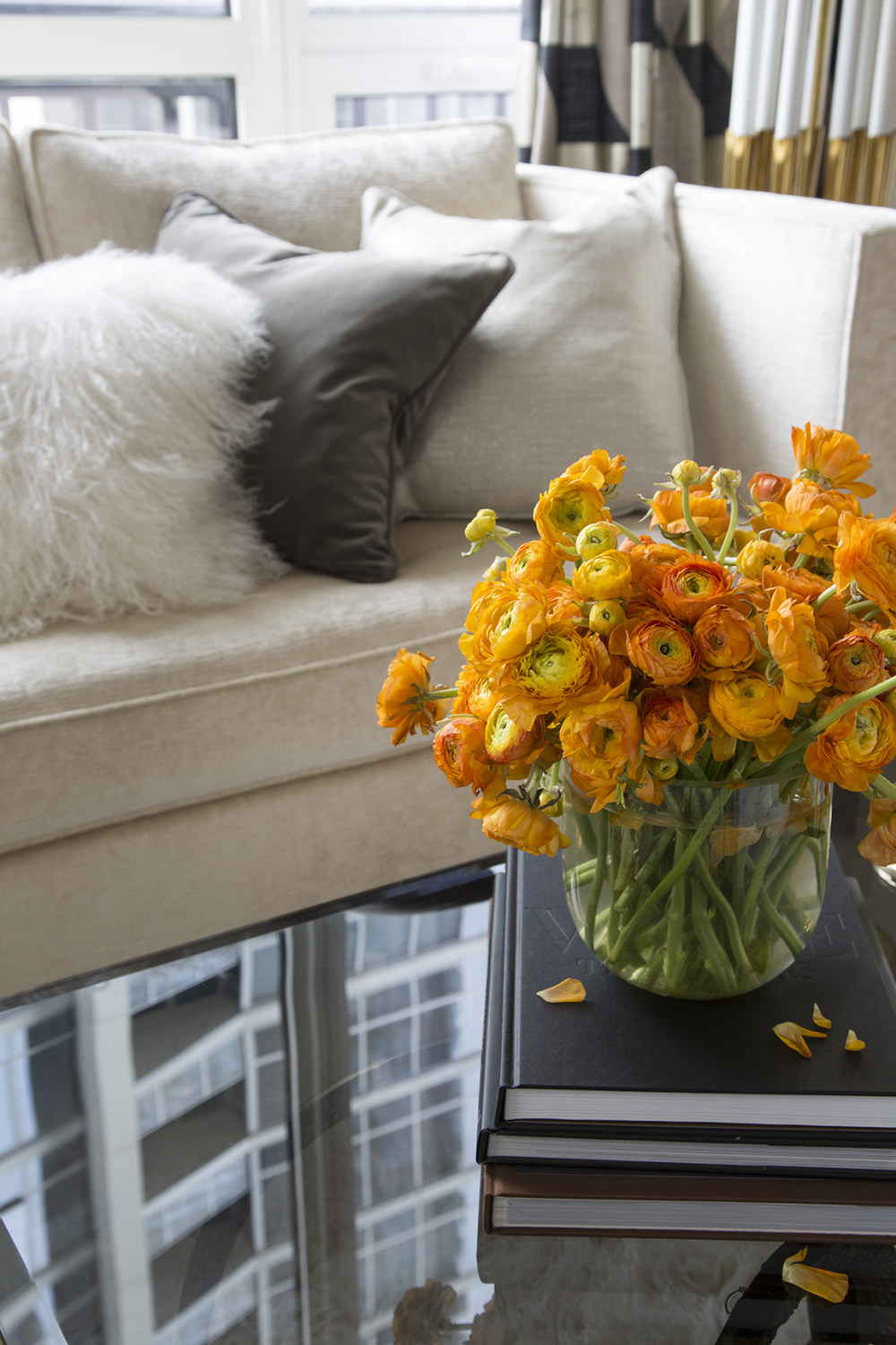 Yvonne_LivingRoomFlowerDetail_LR.jpg