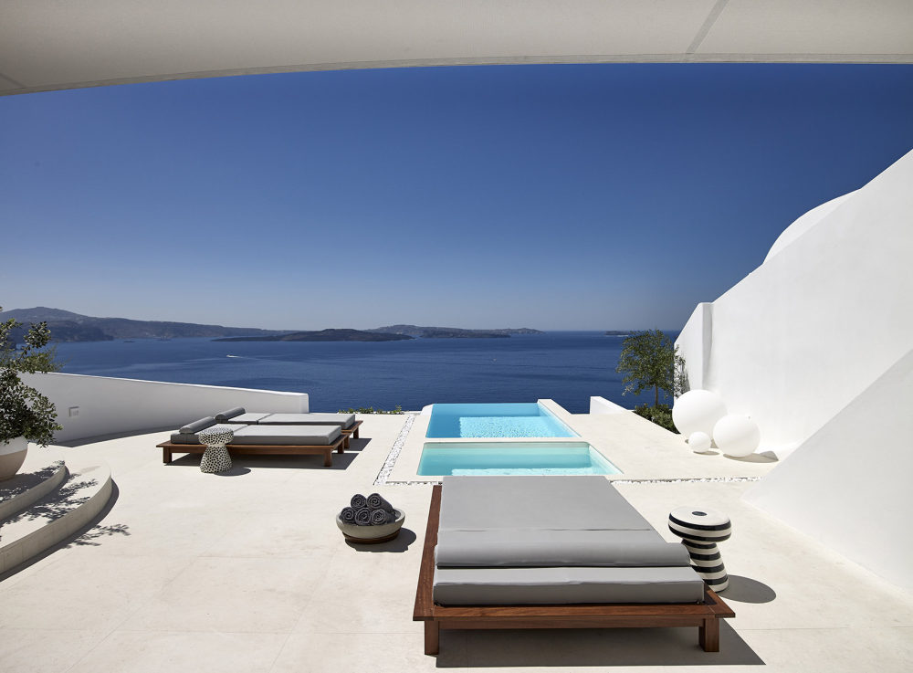 004-SUMMER-HOUSE-IN-OIA-By-kapsimalis-architects.jpg