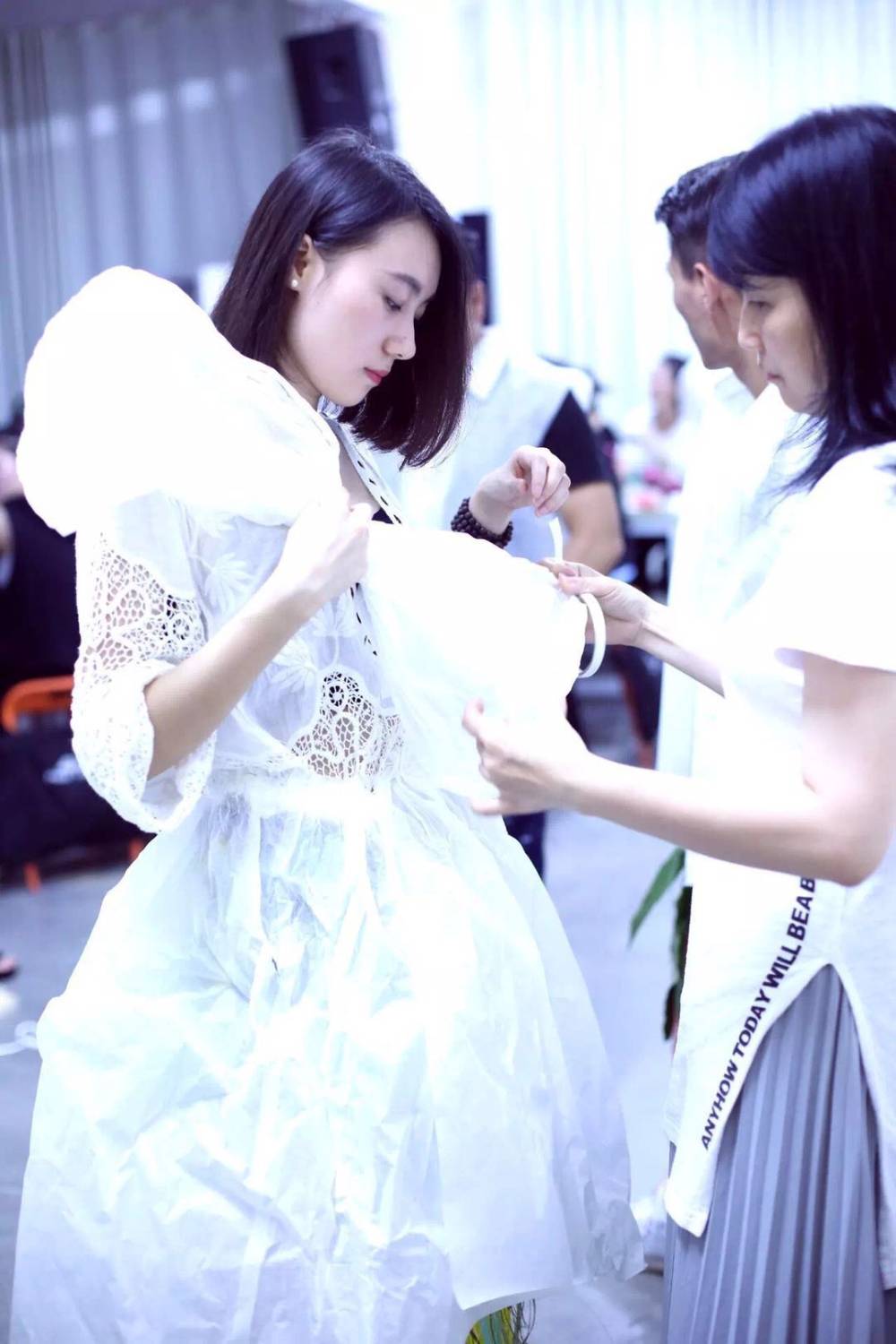 北欧三房，虽然电视墙上有门，但也美感！_472260190907712171.jpg