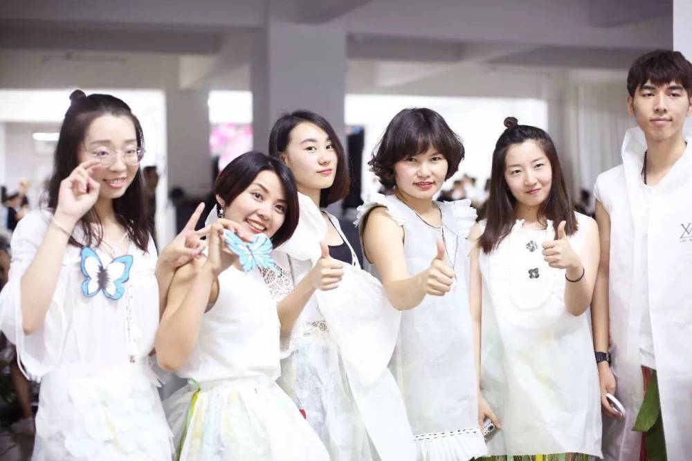 北欧三房，虽然电视墙上有门，但也美感！_788105398614162815.jpg