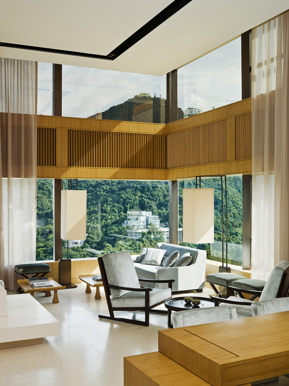 14-tuh-l49-skylounge_upper-house_hong-kong_web.jpg