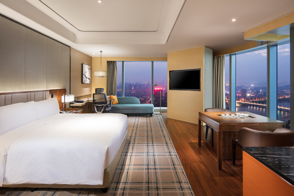 福州三迪希尔顿酒店（Hilton Fuzhou）_Deluxe-King-bedroom-5031.jpg