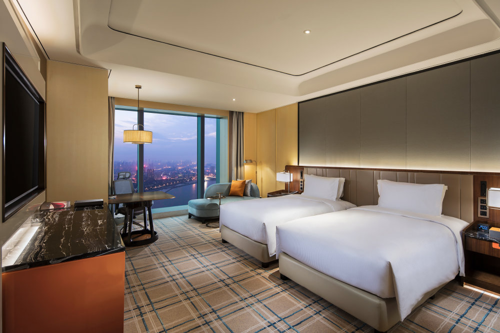 福州三迪希尔顿酒店（Hilton Fuzhou）_Hollywood-bedroom-river-view.jpg