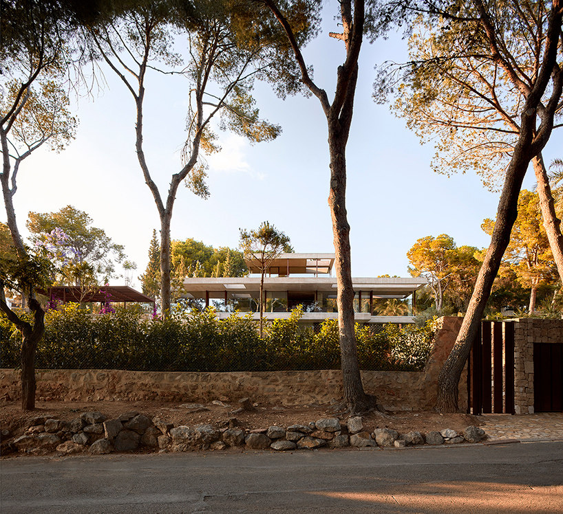 ramon-esteve-home-in-the-pine-forest-rocafort-valencia-designboom-02.jpg