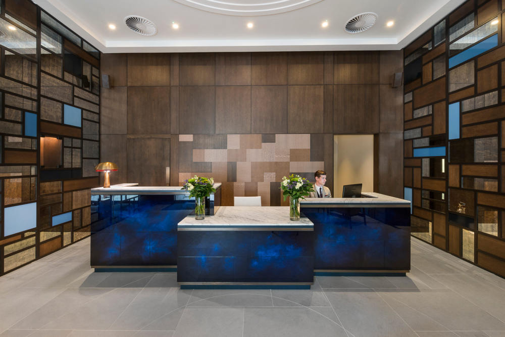 伦敦德文郡俱乐部酒店 (Devonshire Club & Hotel)_march-and-white-devonshire-club-hotel-joinery-hotel-reception-desk-luxury-design (1).jpg