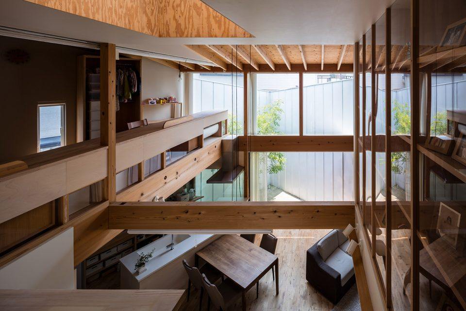 京都Seep Out住宅 / SAI Architectural Design Office  一墙之隔，别有..._通高中庭满足室内通风和采光的需求，double height atrium meets the need of light and ventilation ...