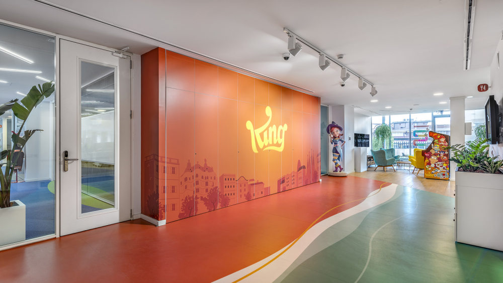 King位于巴塞罗那的新办公室 色彩丰富的办公室_(1).jpg