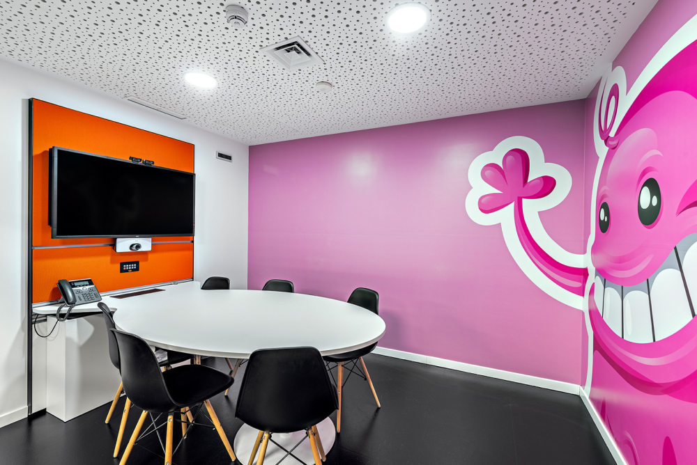 King位于巴塞罗那的新办公室 色彩丰富的办公室_(20).jpg