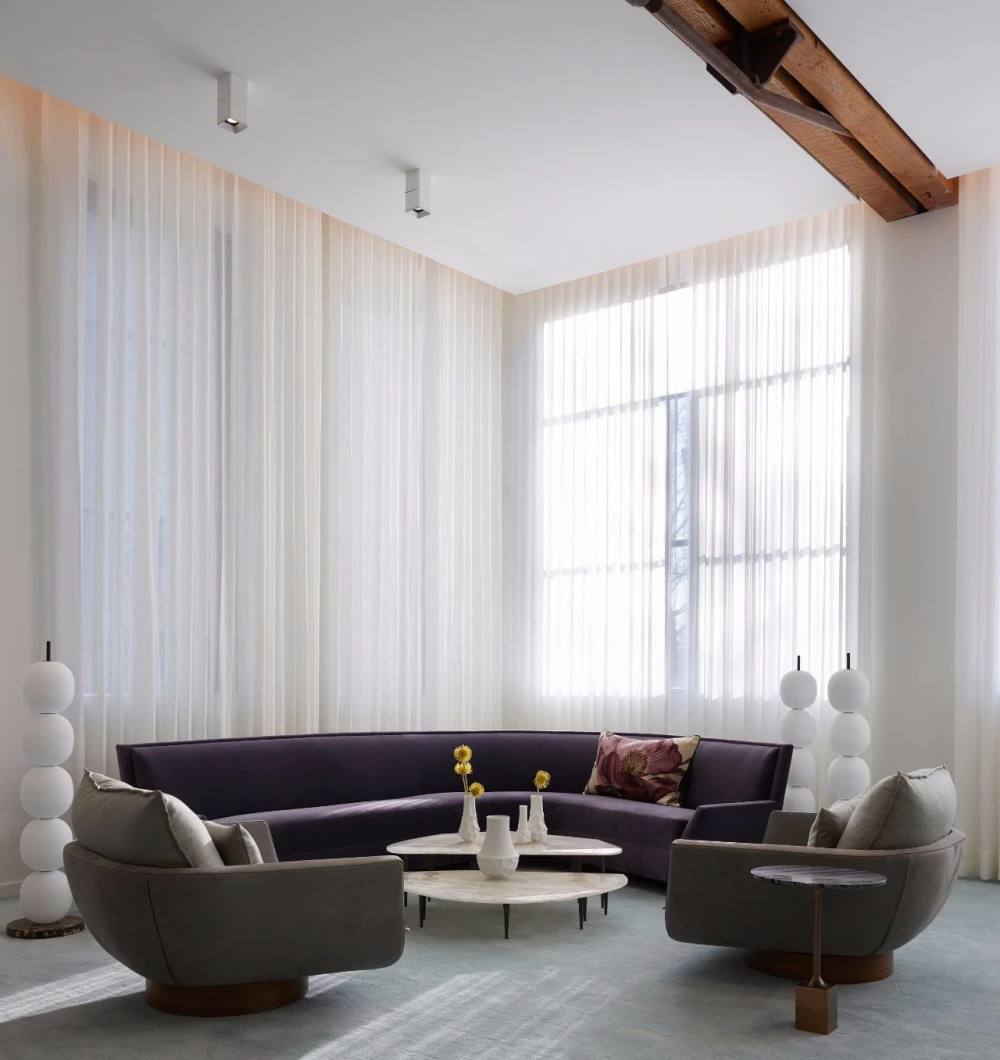 曼哈顿高端家具展厅 弧形沙发当下流行的时尚元素 (1)_曼哈顿高端家具展厅 弧形沙发当下流行的时尚元素 (2).jpg
