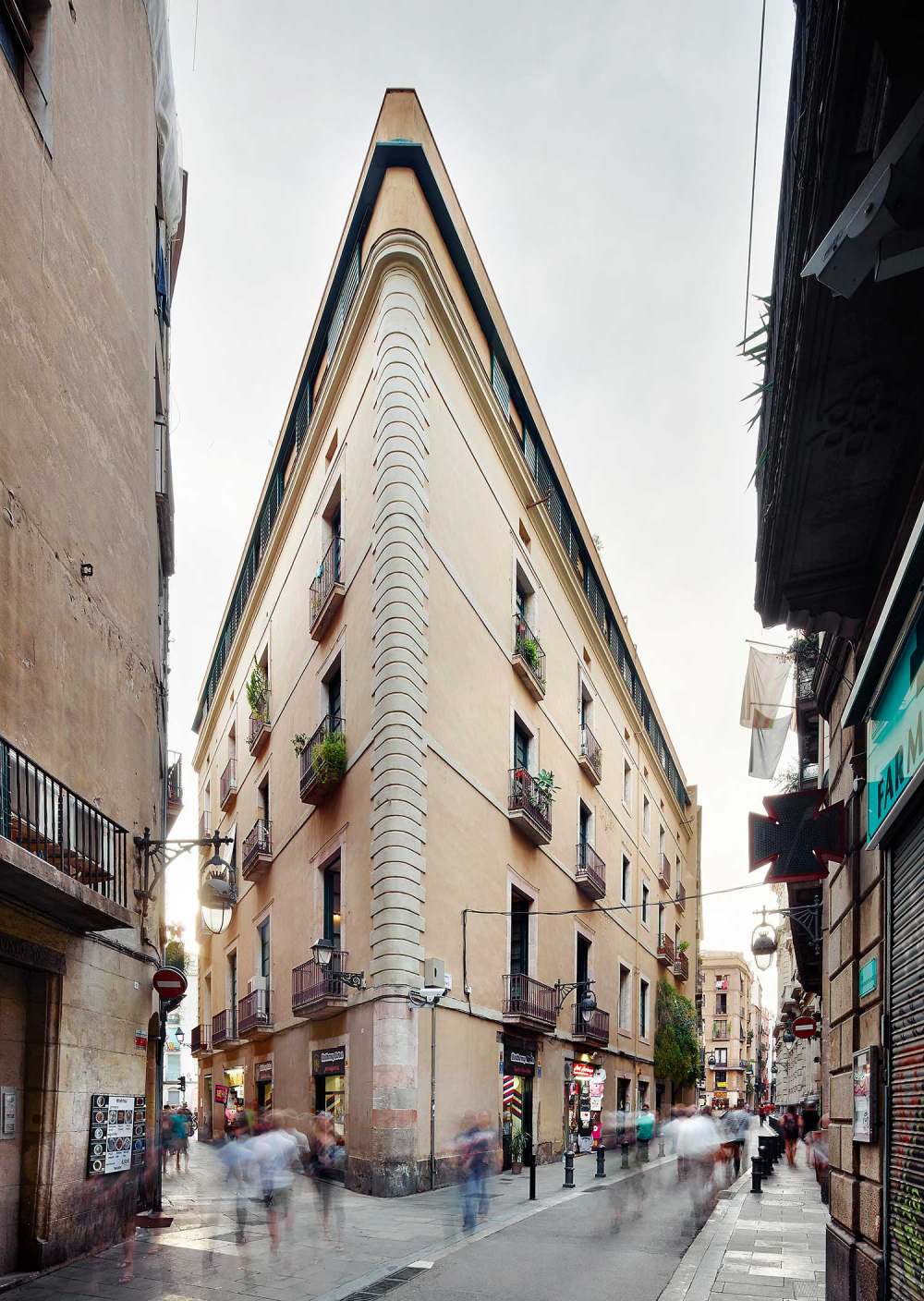 carrer-avinyo-barcelona-apartment-by￼-david-kohn-architects-rushi-01.jpg