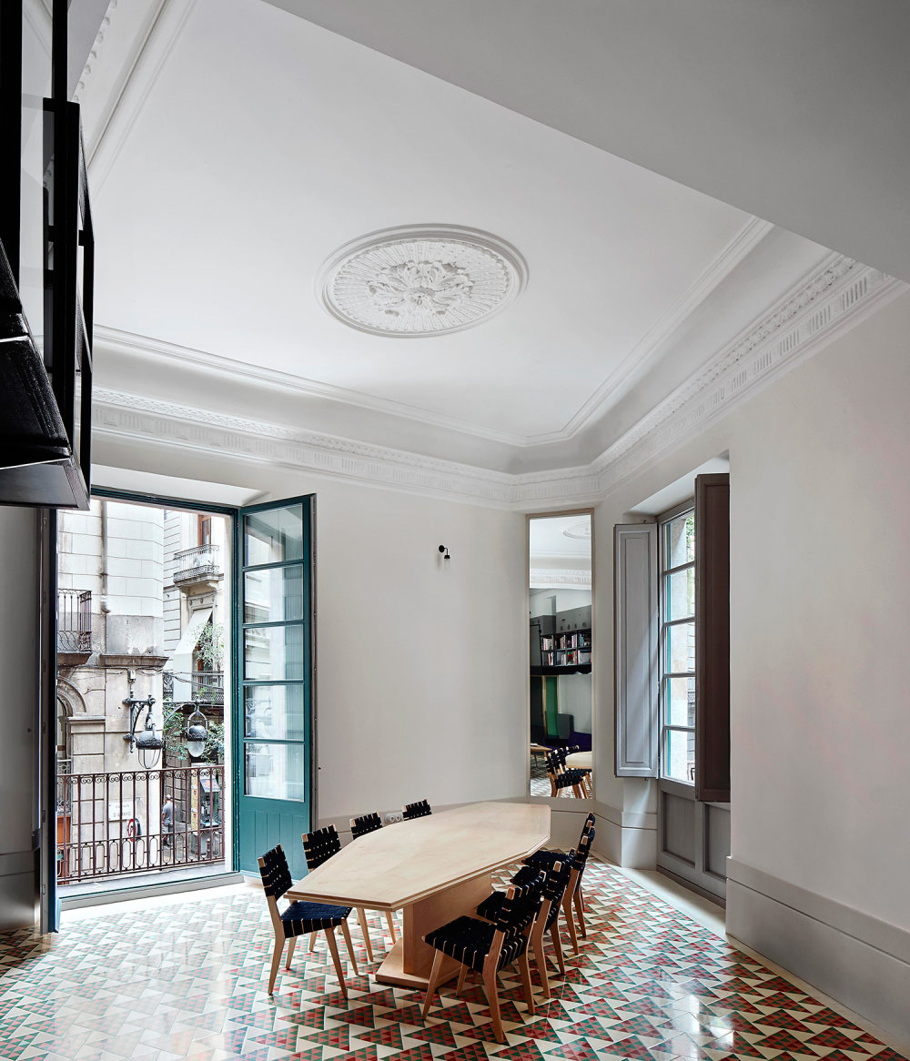 carrer-avinyo-barcelona-apartment-by￼-david-kohn-architects-rushi-01.jpg