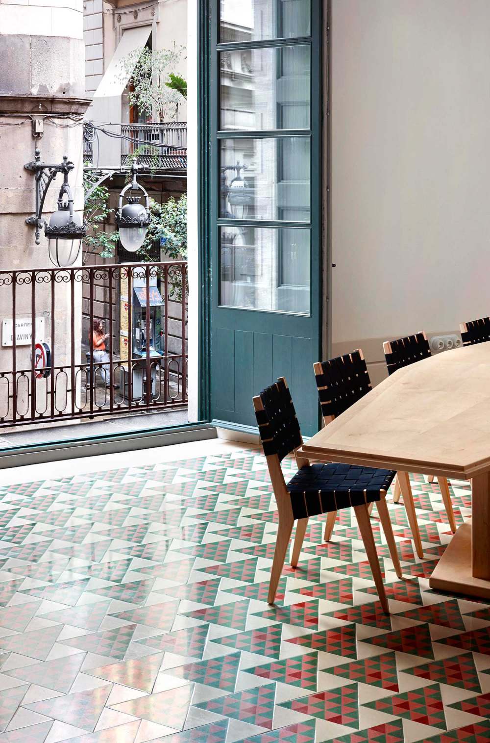 carrer-avinyo-barcelona-apartment-by￼-david-kohn-architects-rushi-01.jpg