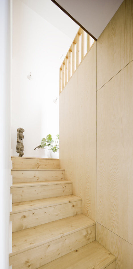 Urgell-Apartment-by-Bach-Arquitectes_rushi_6sq.jpg