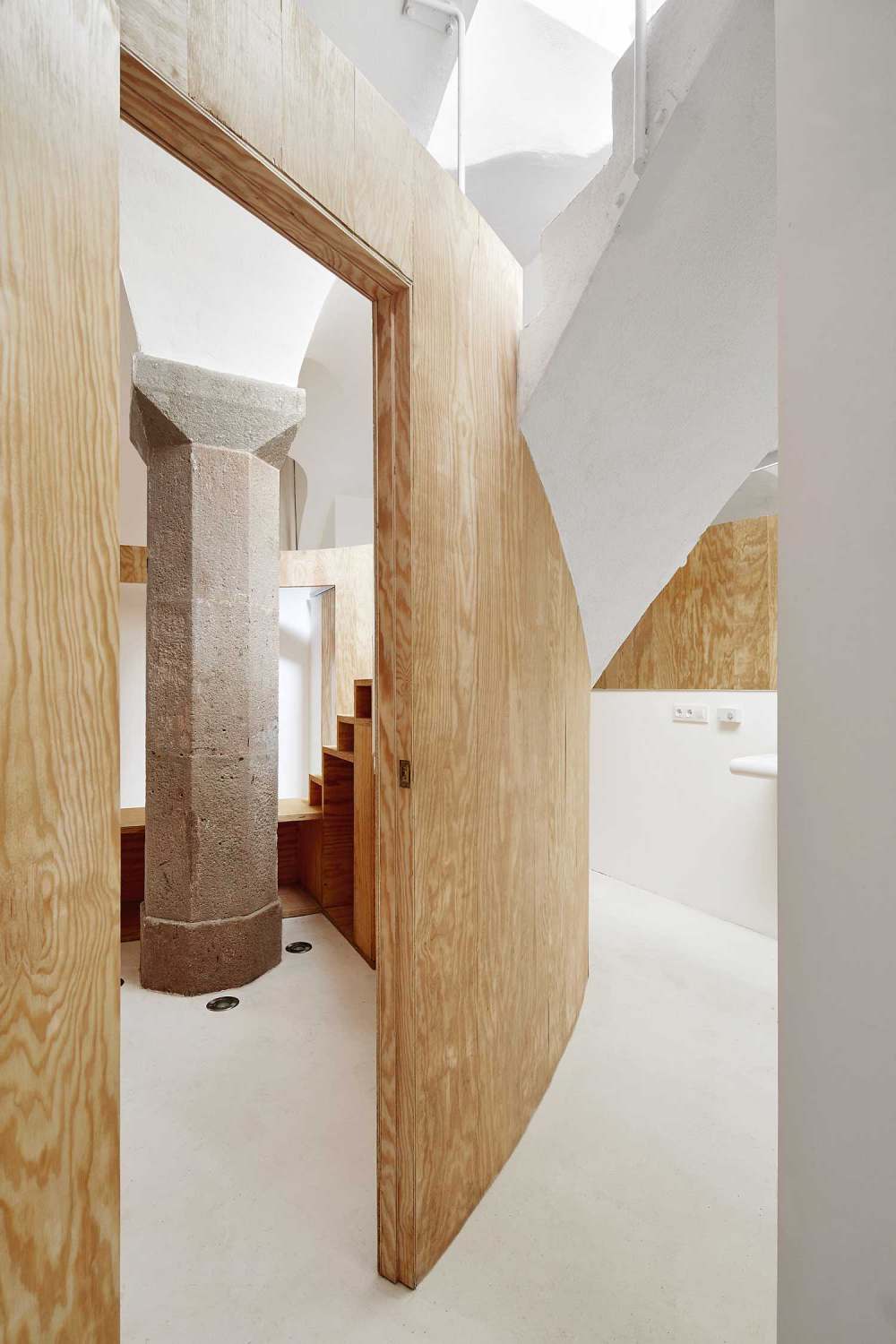 underground-apartment-in-barcelona-by-ras-arquitectura-rushi-02.jpg