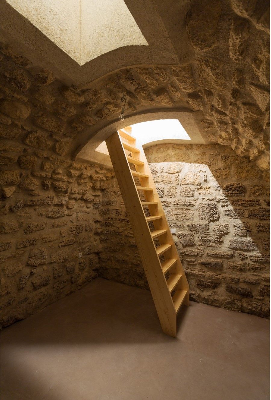 One-Room-Flat-in-a-Mid-Seventeenth-Century-Mansion-Townhouse-1.jpg