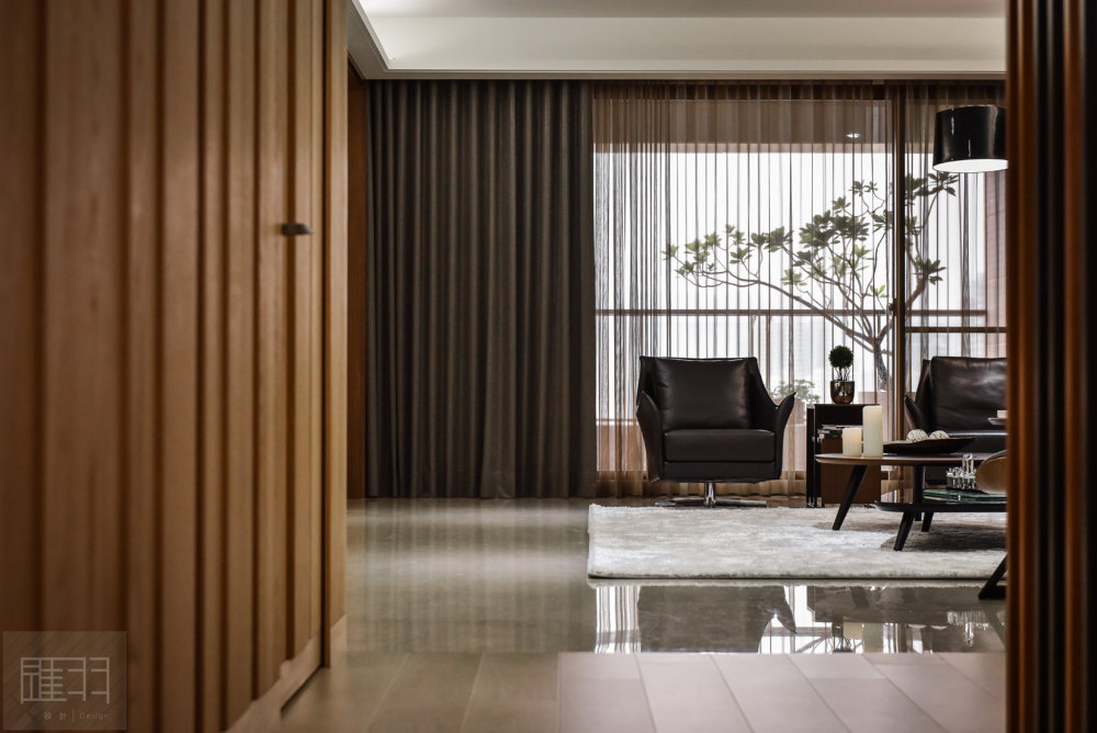 wood-and-earthy-colour-palette-modern-apartment-by-manson-hsiao-of-hui-yu-interior-design-01.jpg
