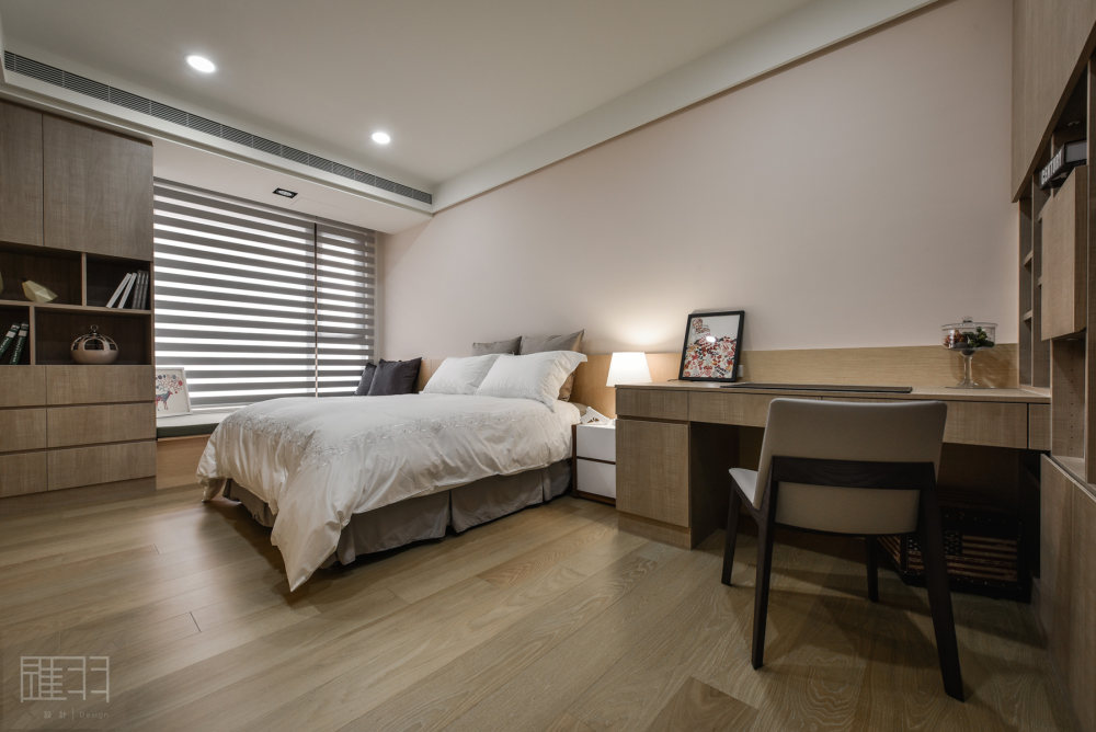 wood-and-earthy-colour-palette-modern-apartment-by-manson-hsiao-of-hui-yu-interior-design-01.jpg