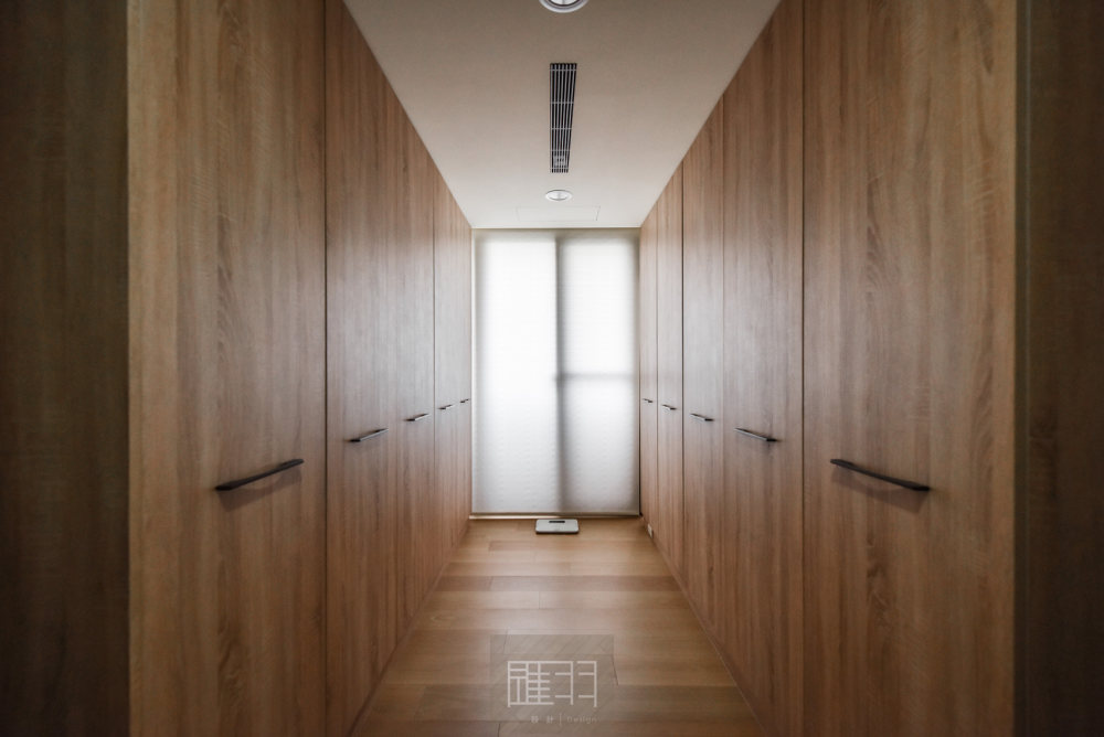 wood-and-earthy-colour-palette-modern-apartment-by-manson-hsiao-of-hui-yu-interior-design-01.jpg