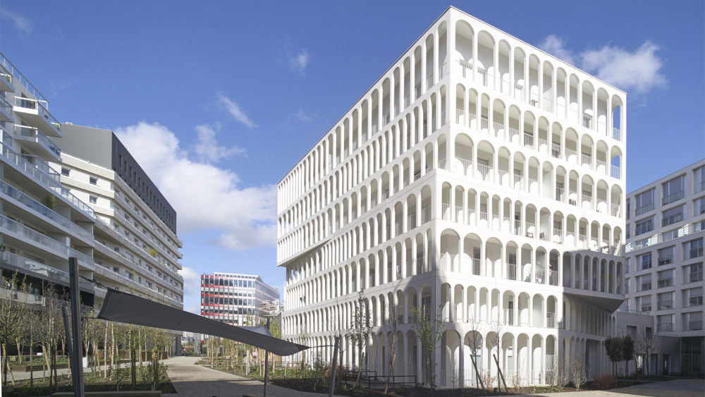 arches-boulogne-antonini-darmon-residential-architecture-paris-france-white-concrete-julien-lanoo_rushi_soc_0.jpg