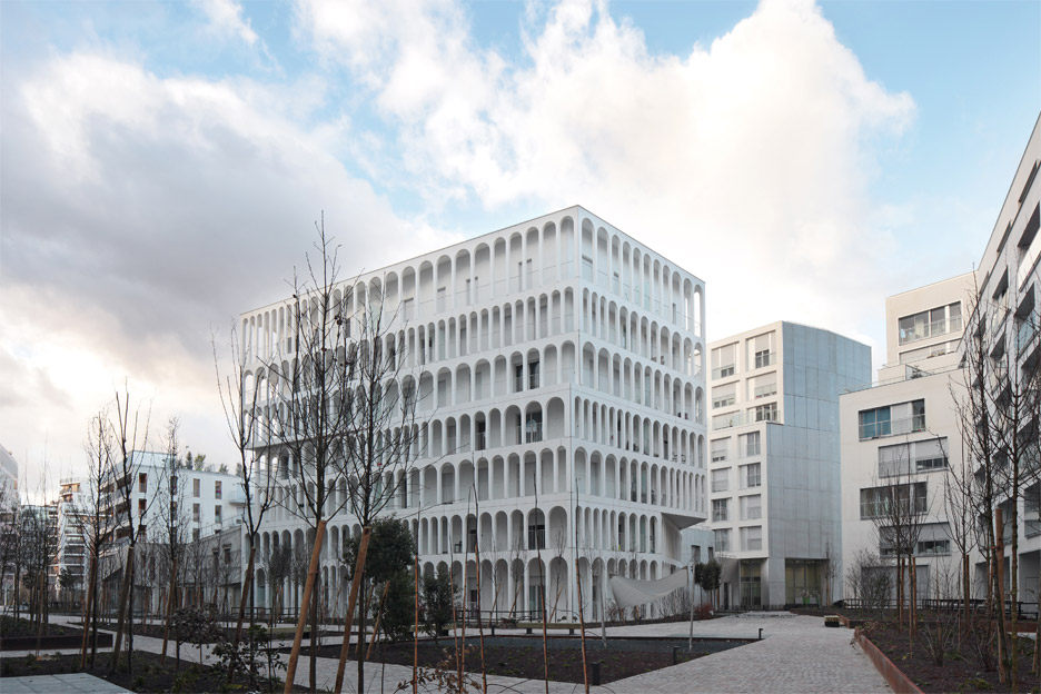 arches-boulogne-antonini-darmon-residential-architecture-paris-france-white-concrete-julien-lanoo_rushi_soc_0.jpg