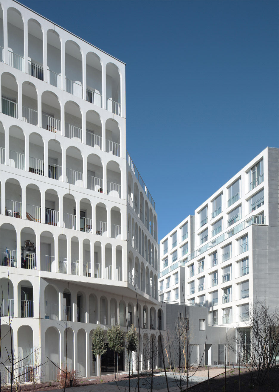 arches-boulogne-antonini-darmon-residential-architecture-paris-france-white-concrete-julien-lanoo_rushi_soc_0.jpg