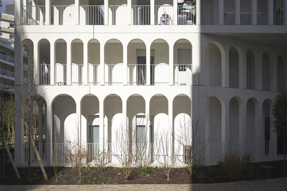 arches-boulogne-antonini-darmon-residential-architecture-paris-france-white-concrete-julien-lanoo_rushi_soc_0.jpg