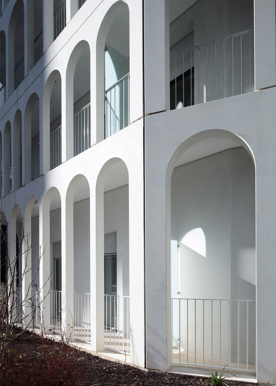 arches-boulogne-antonini-darmon-residential-architecture-paris-france-white-concrete-julien-lanoo_rushi_soc_0.jpg