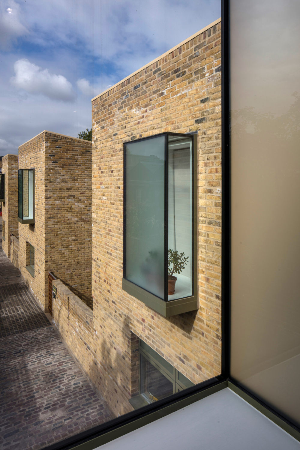 moray-mews-peter-barber-architecture-residential-london-housing_rushi_hero-1.jpg