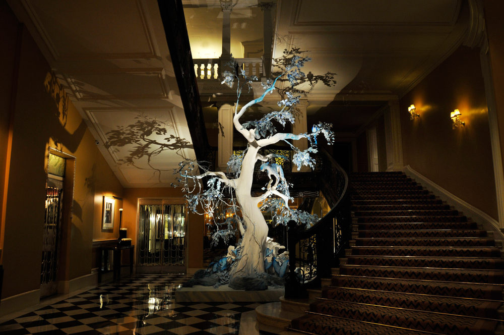 jony-Ive-marc-newson-design-christmas-tree-claridges-hotel-london-uk-news_rushi_social.jpg