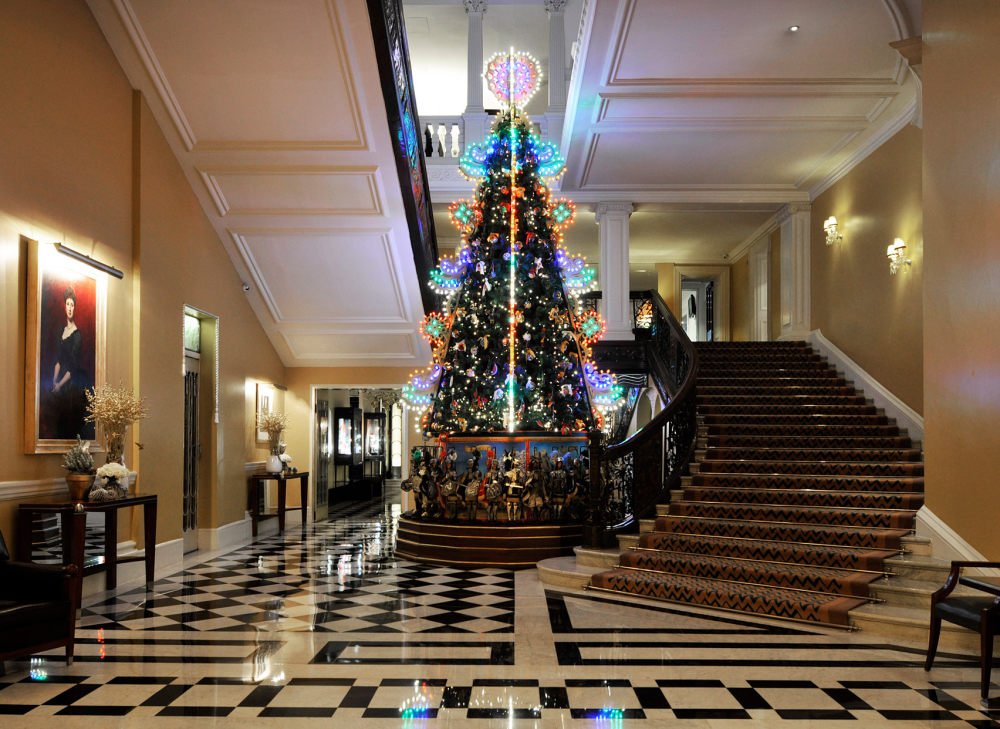 jony-Ive-marc-newson-design-christmas-tree-claridges-hotel-london-uk-news_rushi_social.jpg