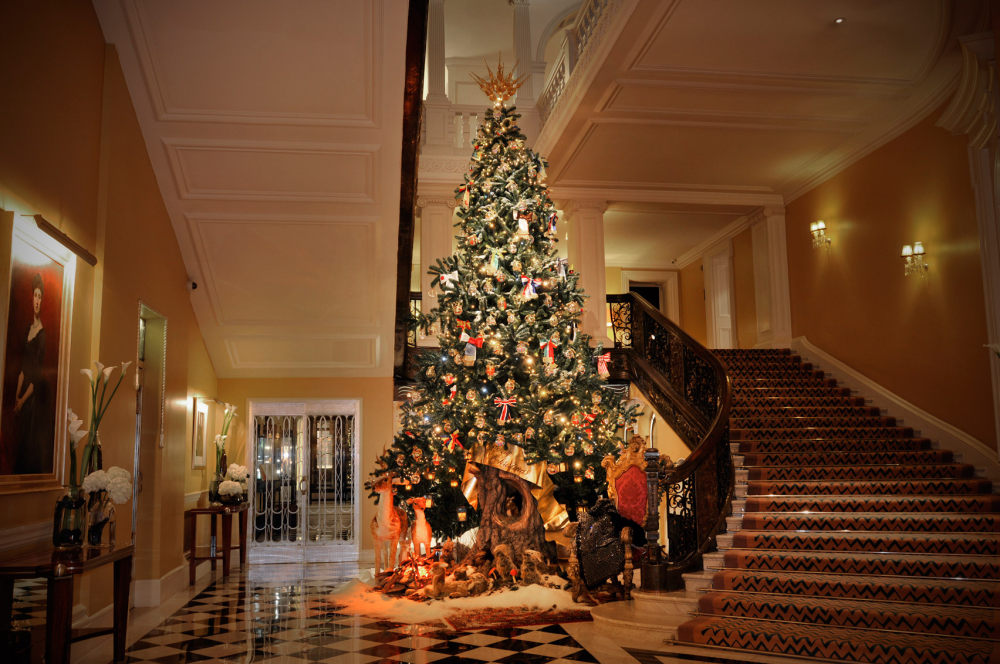 jony-Ive-marc-newson-design-christmas-tree-claridges-hotel-london-uk-news_rushi_social.jpg