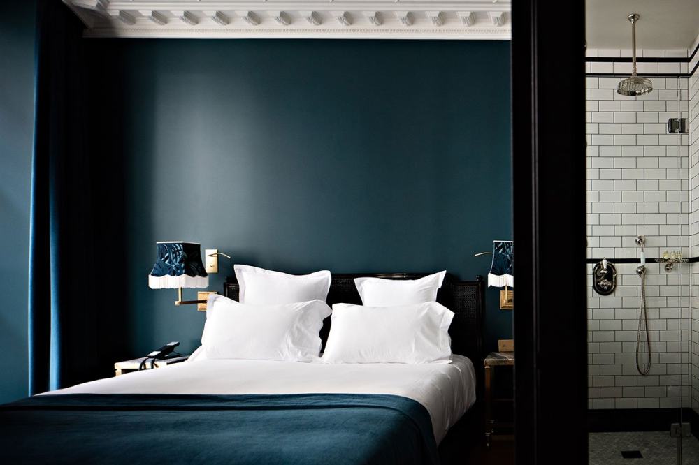 p1_hotel_providence_paris_photo_benoit_linero_chambre_aux_oiseaux_rushi.jpg