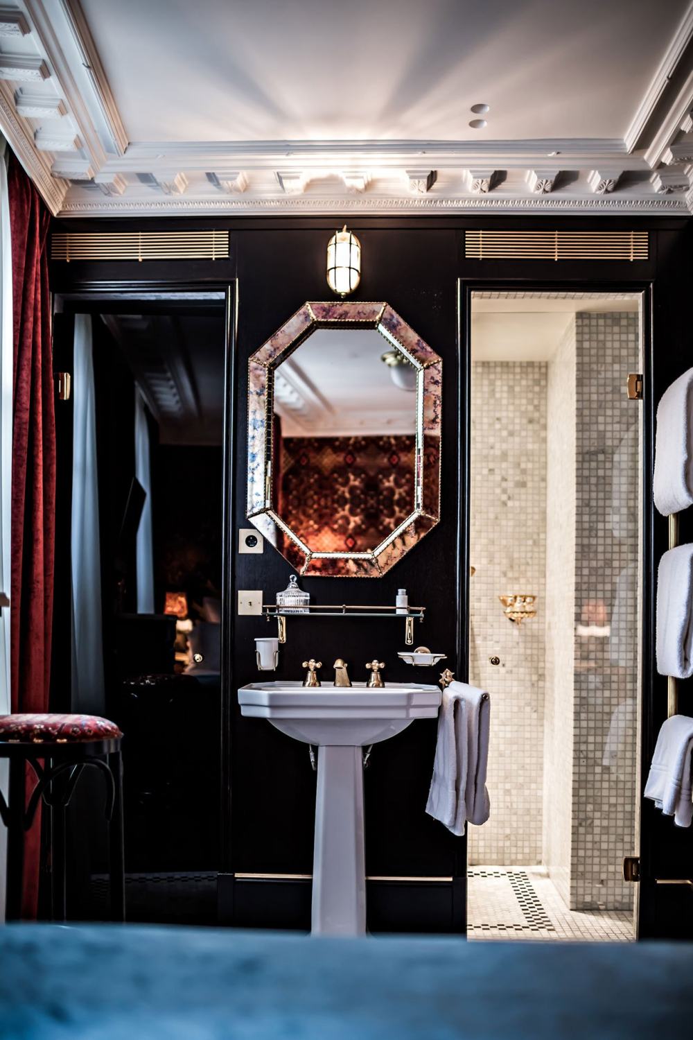 p1_hotel_providence_paris_photo_benoit_linero_chambre_aux_oiseaux_rushi.jpg