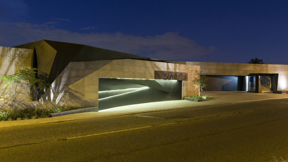 kloof-road-masterpiece-house-in-johannesburg-by-nico-van-der-meulen-architects-01.jpg