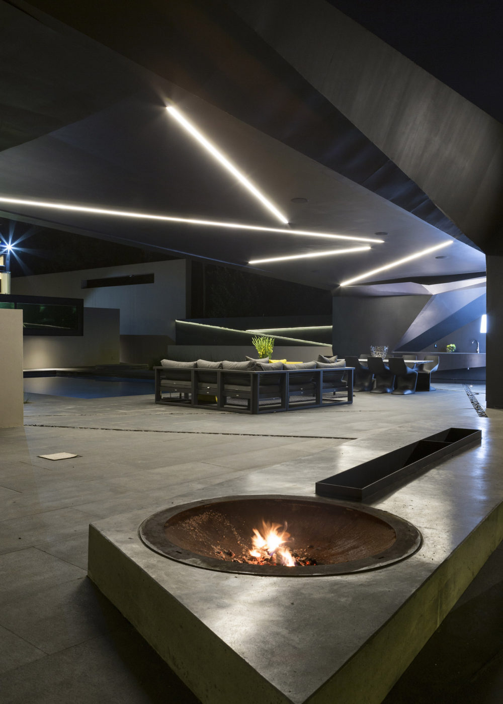kloof-road-masterpiece-house-in-johannesburg-by-nico-van-der-meulen-architects-01.jpg