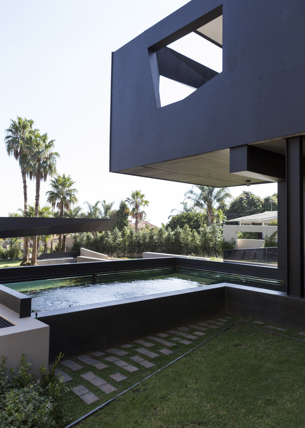 kloof-road-masterpiece-house-in-johannesburg-by-nico-van-der-meulen-architects-01.jpg