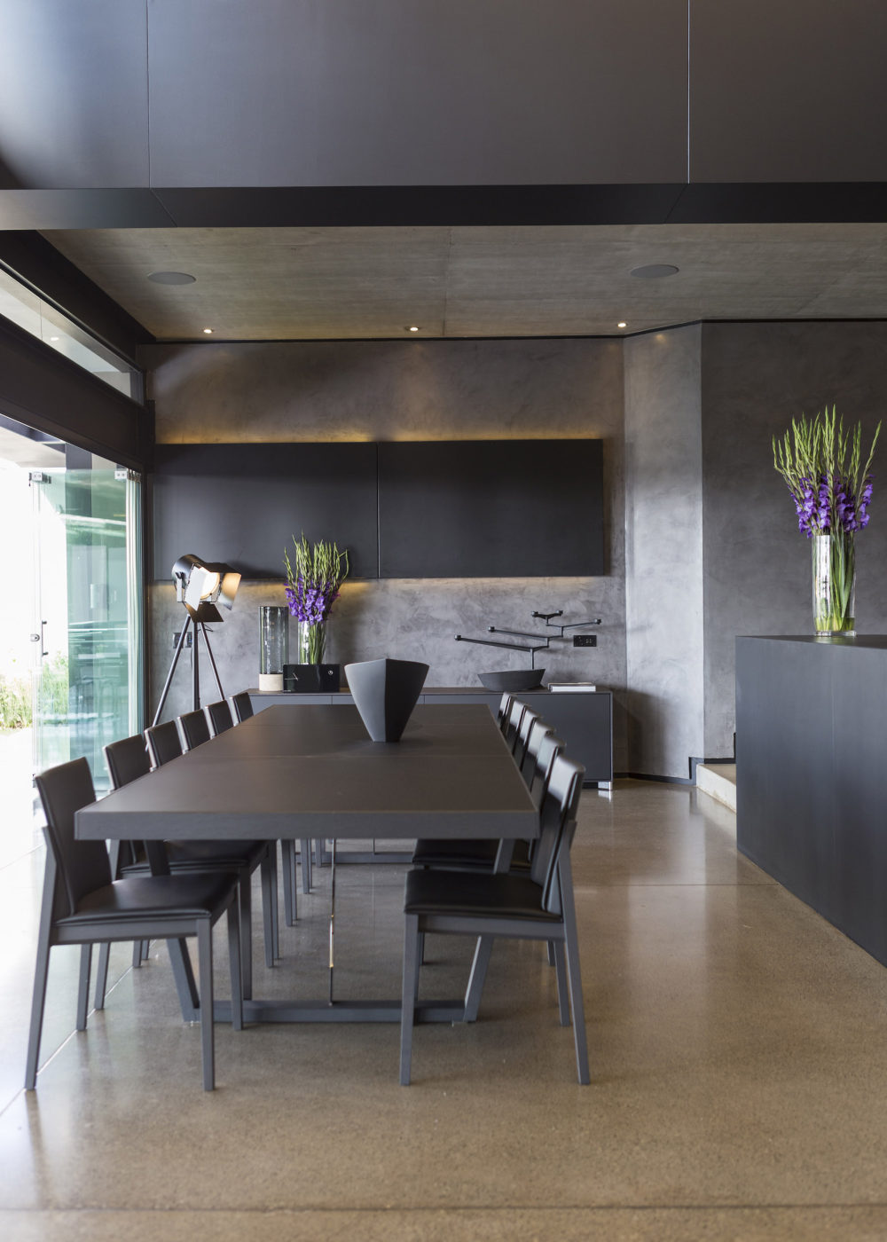 kloof-road-masterpiece-house-in-johannesburg-by-nico-van-der-meulen-architects-01.jpg