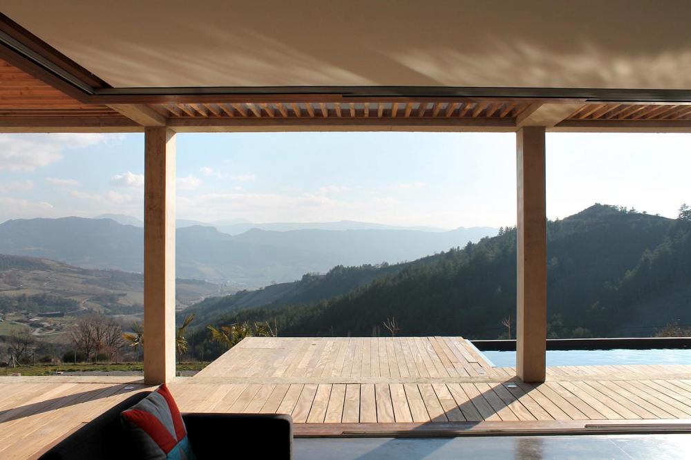 holiday-house-able-host-dozen-persons-offering-exceptional-panoramic-views-01.jpg