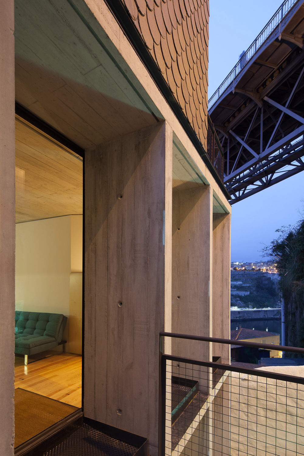 oh-porto-apartments-nuno-sousa-melo-hugo-ferreira-architects-portugal_rushi_sq.jpg