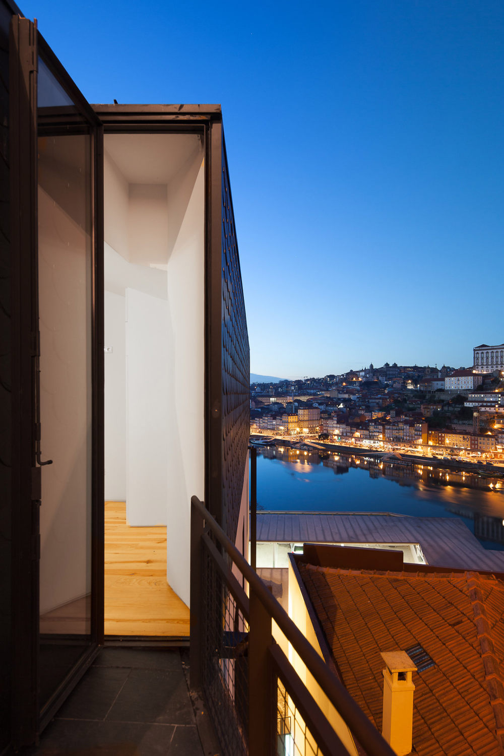 oh-porto-apartments-nuno-sousa-melo-hugo-ferreira-architects-portugal_rushi_sq.jpg