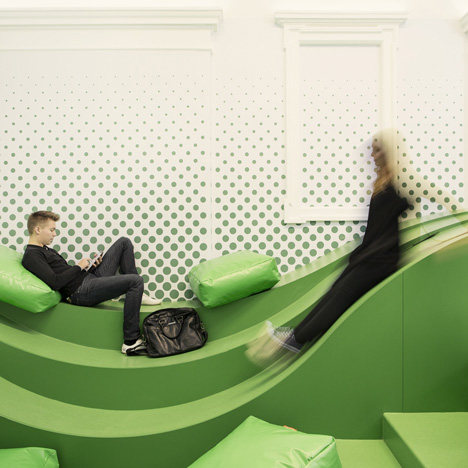 Wavy-green-lounge-in-a-Solvenian-school-by-Svet-Vmes-Architects_rushi_1sq.jpg