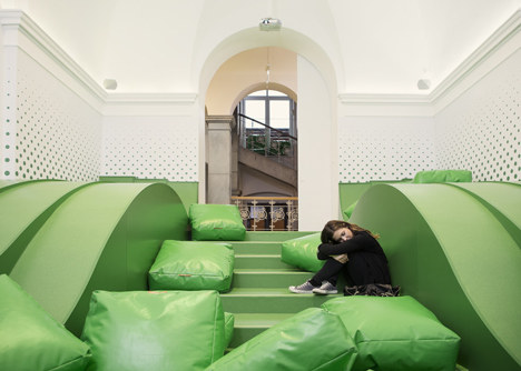 Wavy-green-lounge-in-a-Solvenian-school-by-Svet-Vmes-Architects_rushi_1sq.jpg