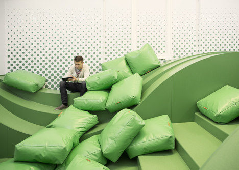 Wavy-green-lounge-in-a-Solvenian-school-by-Svet-Vmes-Architects_rushi_1sq.jpg