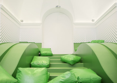 Wavy-green-lounge-in-a-Solvenian-school-by-Svet-Vmes-Architects_rushi_1sq.jpg