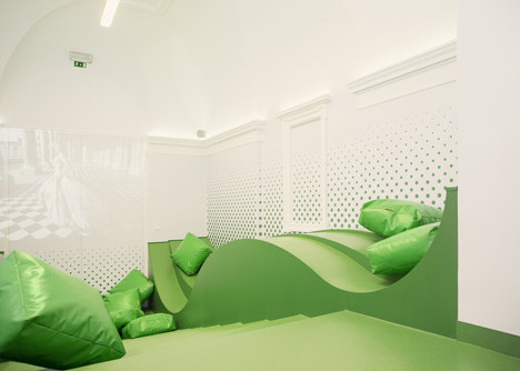 Wavy-green-lounge-in-a-Solvenian-school-by-Svet-Vmes-Architects_rushi_1sq.jpg