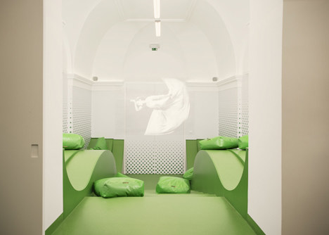 Wavy-green-lounge-in-a-Solvenian-school-by-Svet-Vmes-Architects_rushi_1sq.jpg