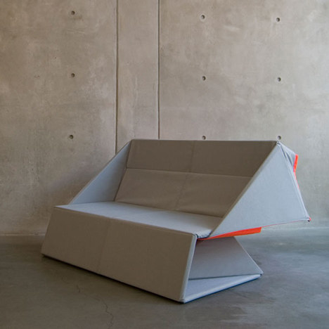 Origami-Sofa-by-Yumi-Yoshida-unfolds-to-benete-a-floor-mat_rushi_1sq.jpg