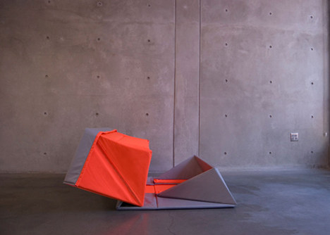 Origami-Sofa-by-Yumi-Yoshida-unfolds-to-benete-a-floor-mat_rushi_1sq.jpg