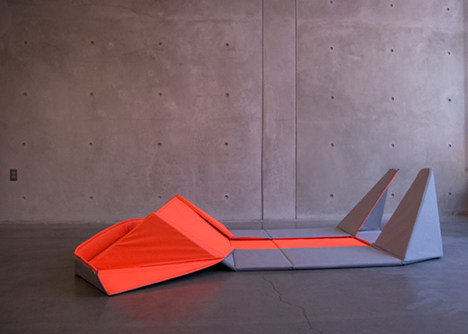 Origami-Sofa-by-Yumi-Yoshida-unfolds-to-benete-a-floor-mat_rushi_1sq.jpg