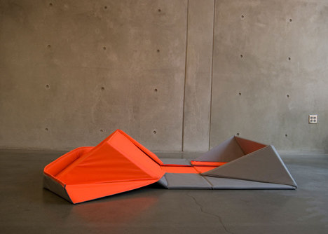 Origami-Sofa-by-Yumi-Yoshida-unfolds-to-benete-a-floor-mat_rushi_1sq.jpg